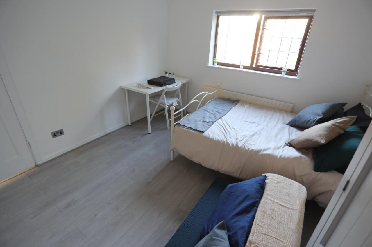 Private Double Bedroom In Wembley Park Лондон Экстерьер фото